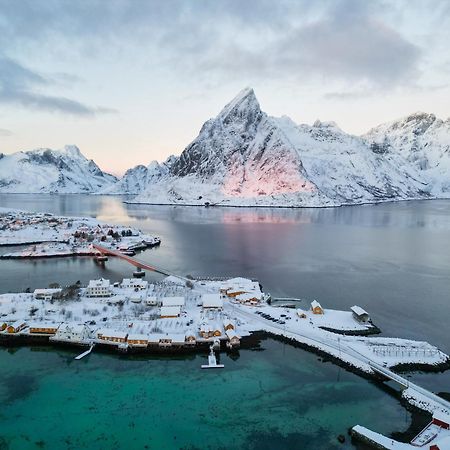 The Famous Yellow House Reine Exteriör bild