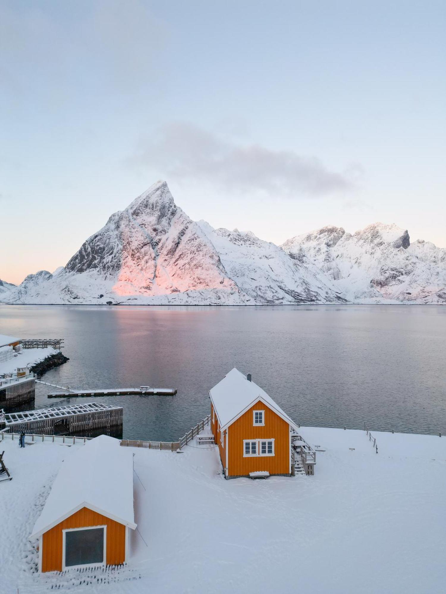 The Famous Yellow House Reine Exteriör bild