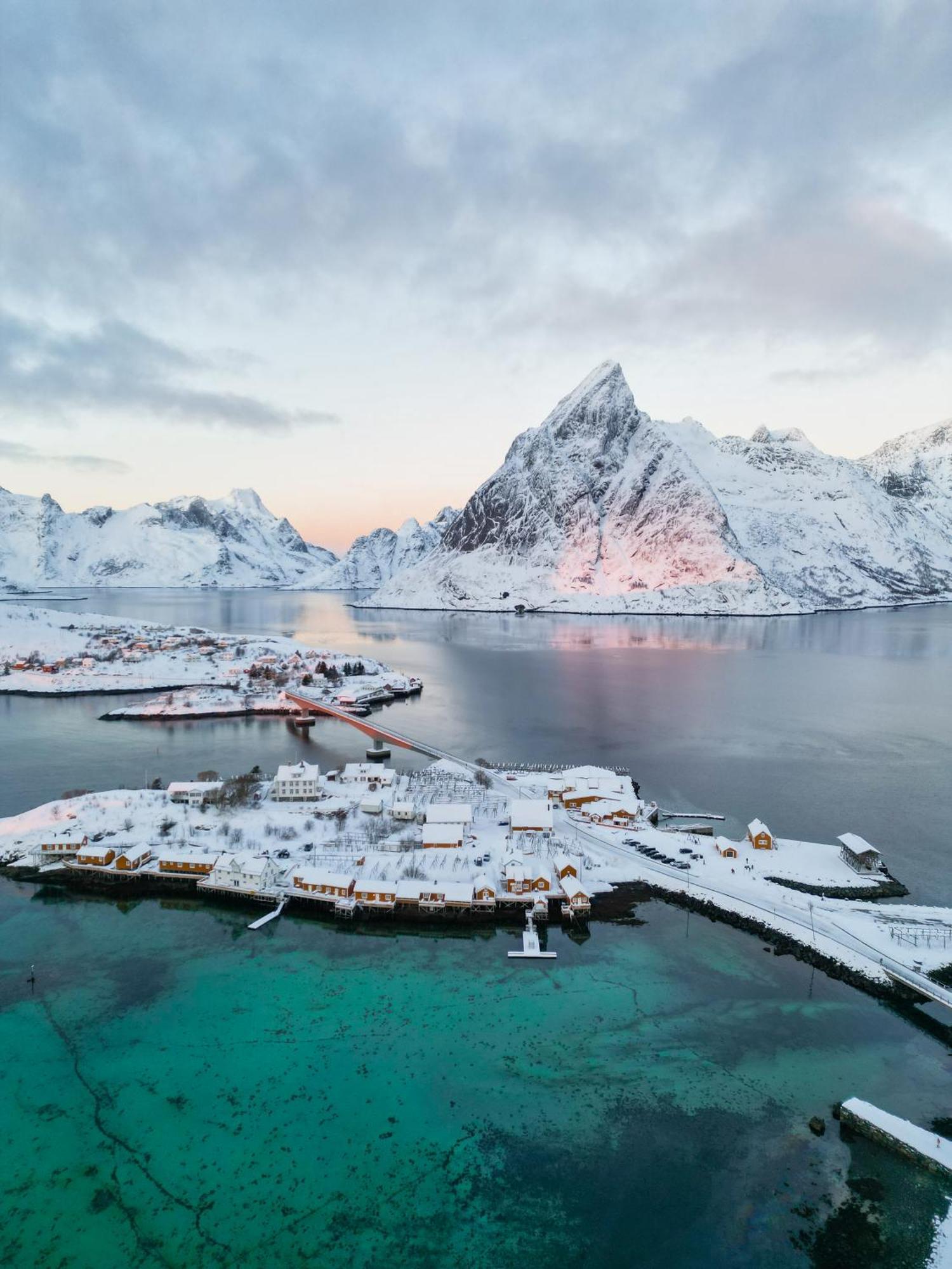 The Famous Yellow House Reine Exteriör bild