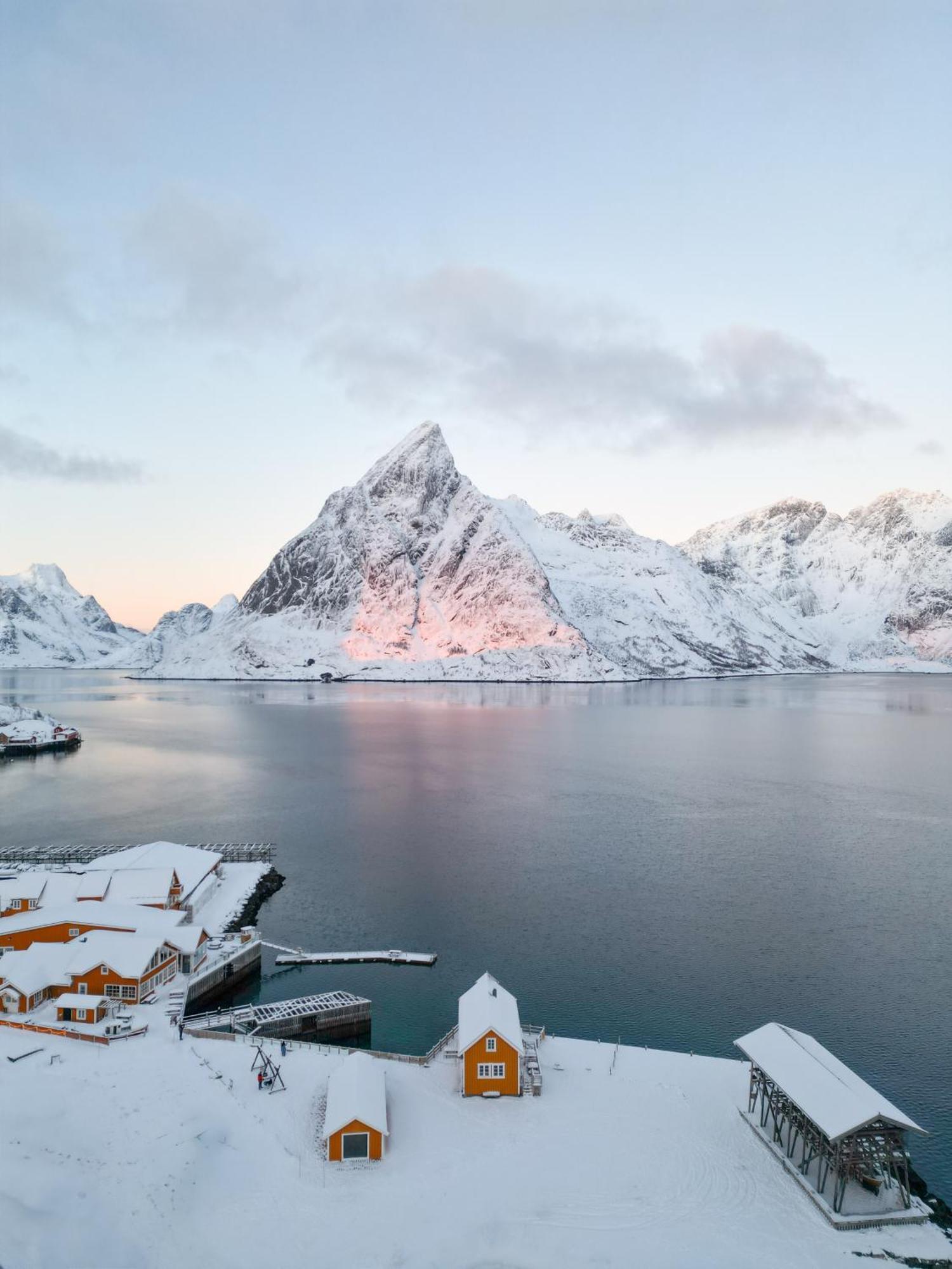 The Famous Yellow House Reine Exteriör bild