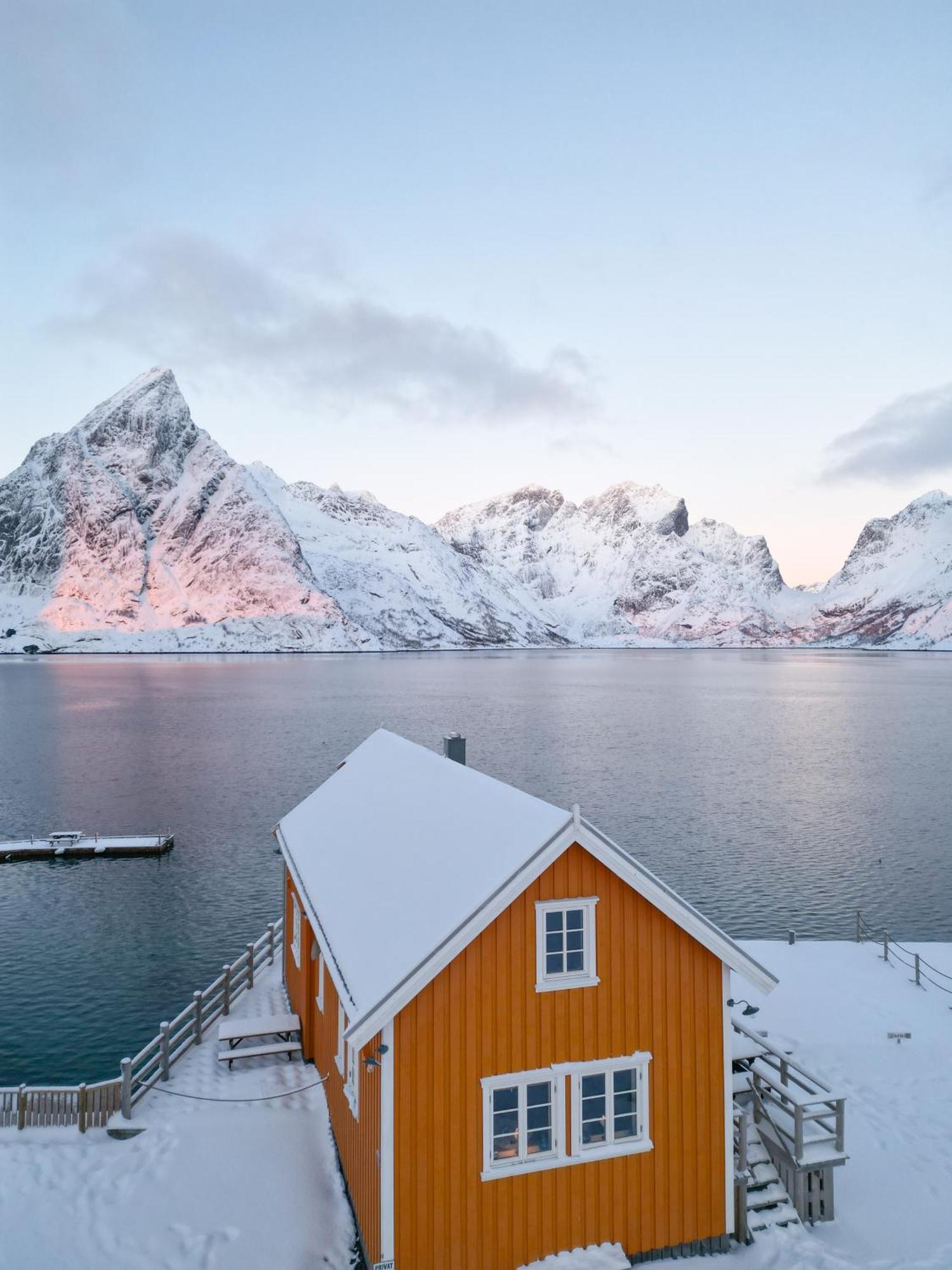 The Famous Yellow House Reine Exteriör bild