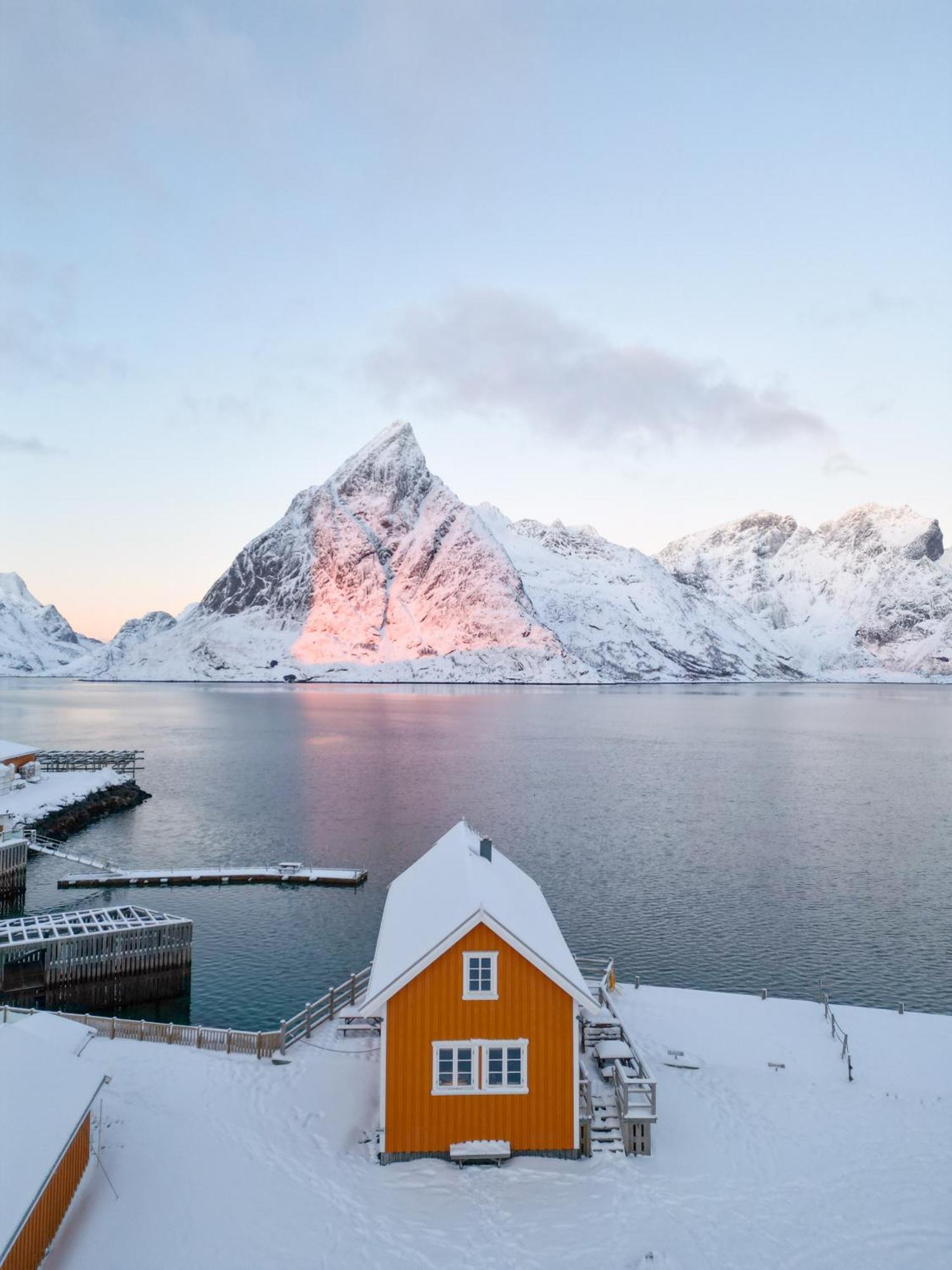 The Famous Yellow House Reine Exteriör bild
