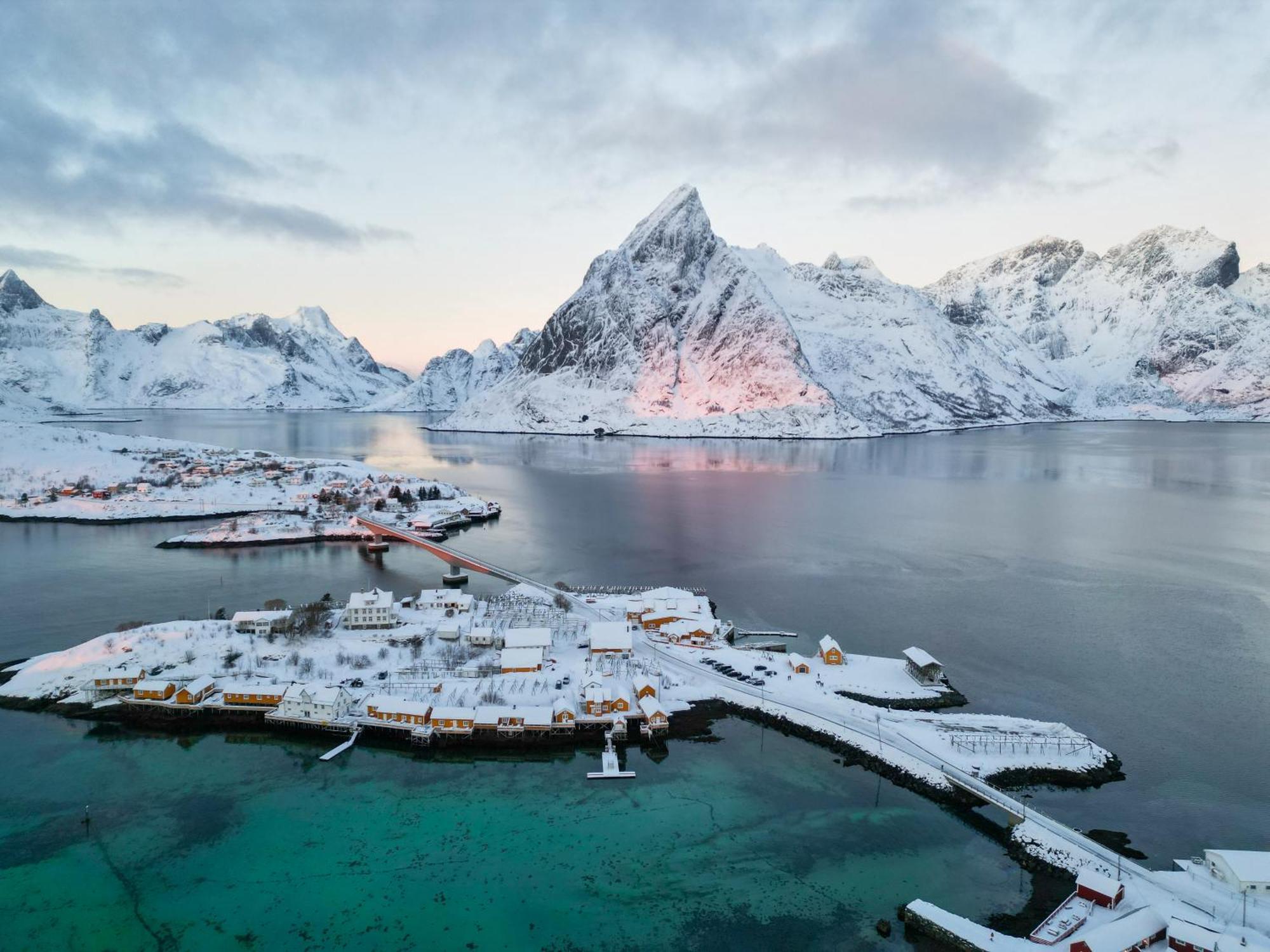 The Famous Yellow House Reine Exteriör bild